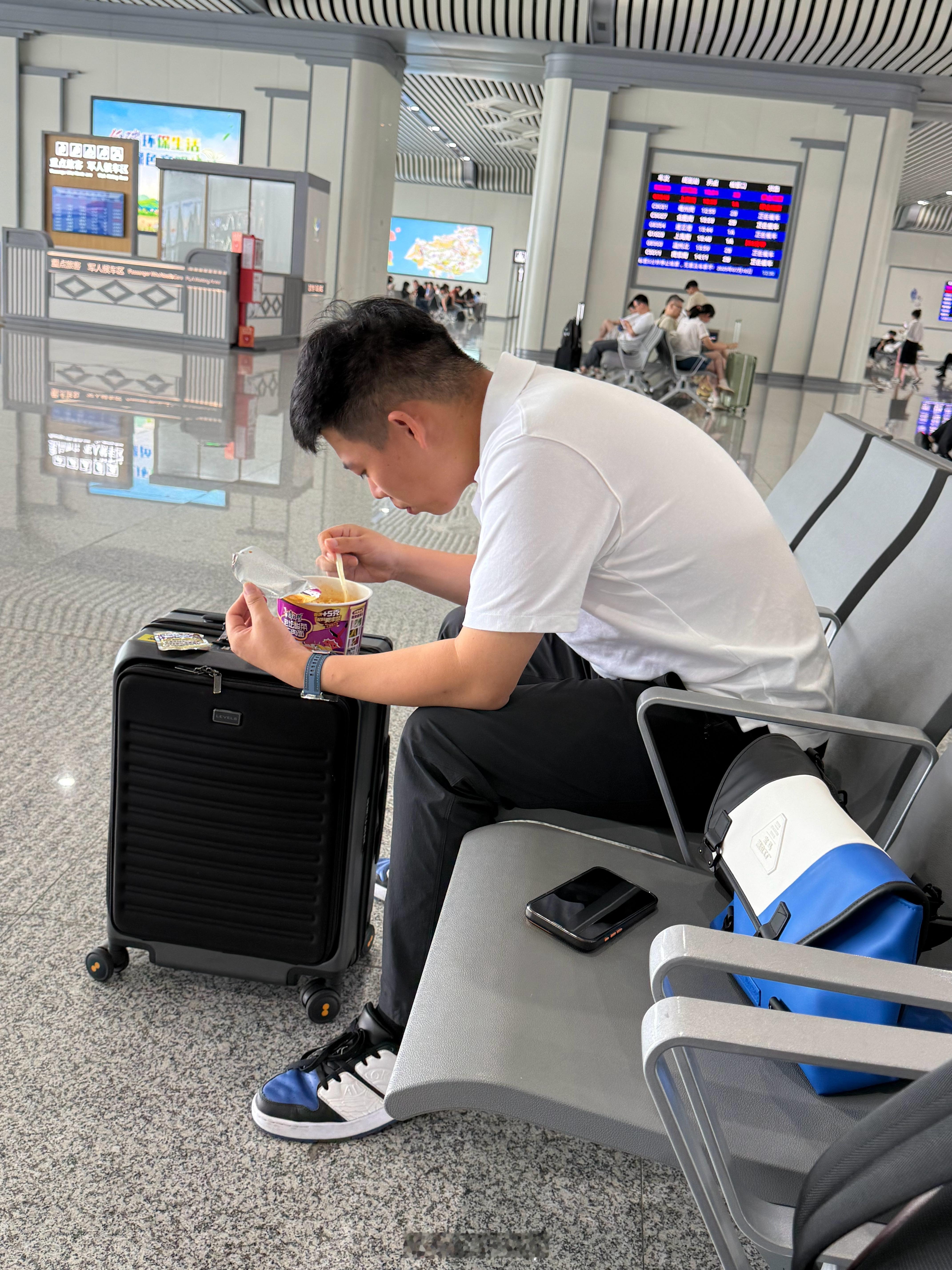 和一人整了一桶泡面！这东西就是在火车站吃才最香[doge]  ​​​