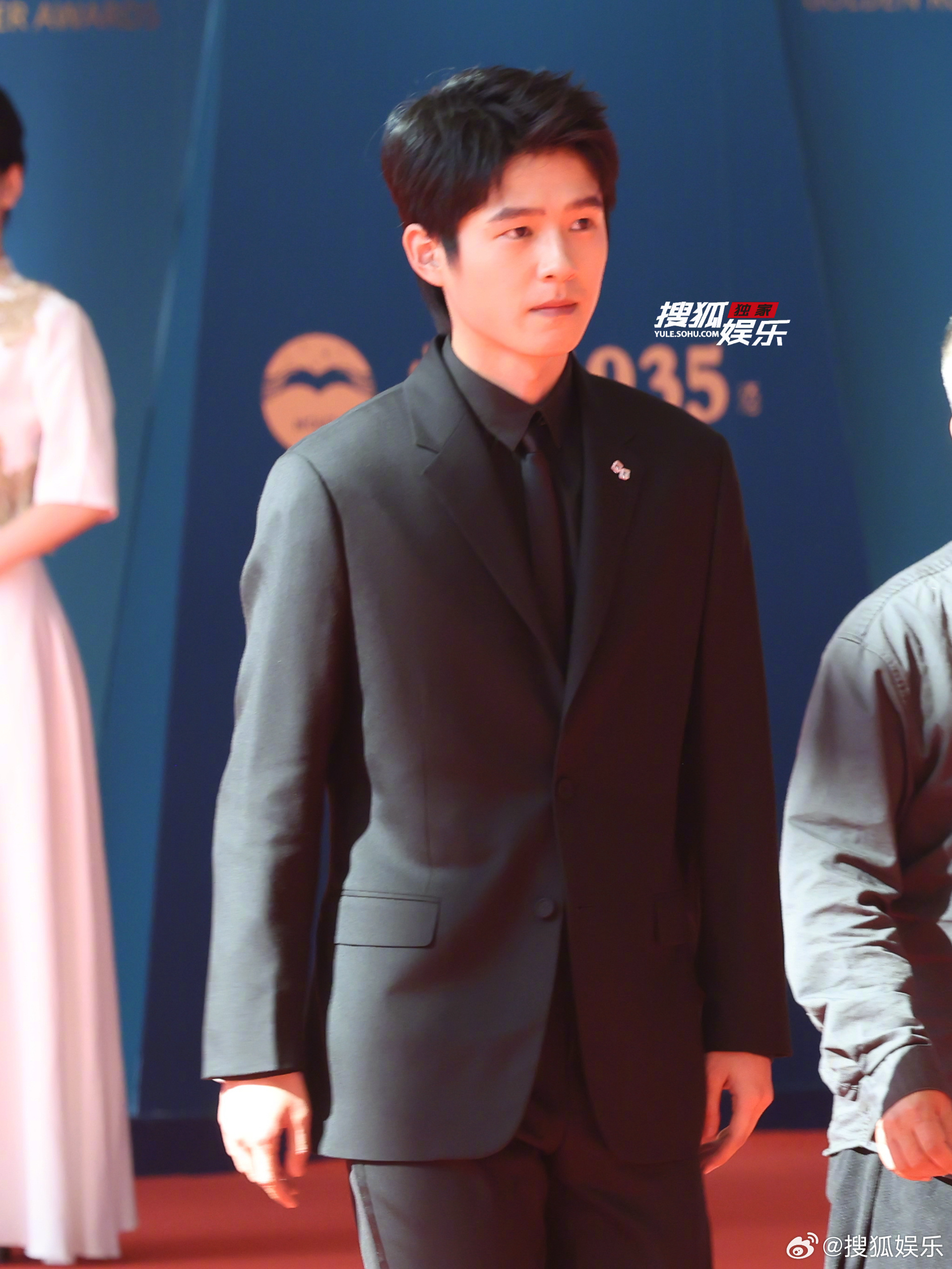 随《解密》剧组亮相金鸡提名表彰红毯，今天是一身allblack造型，酷...