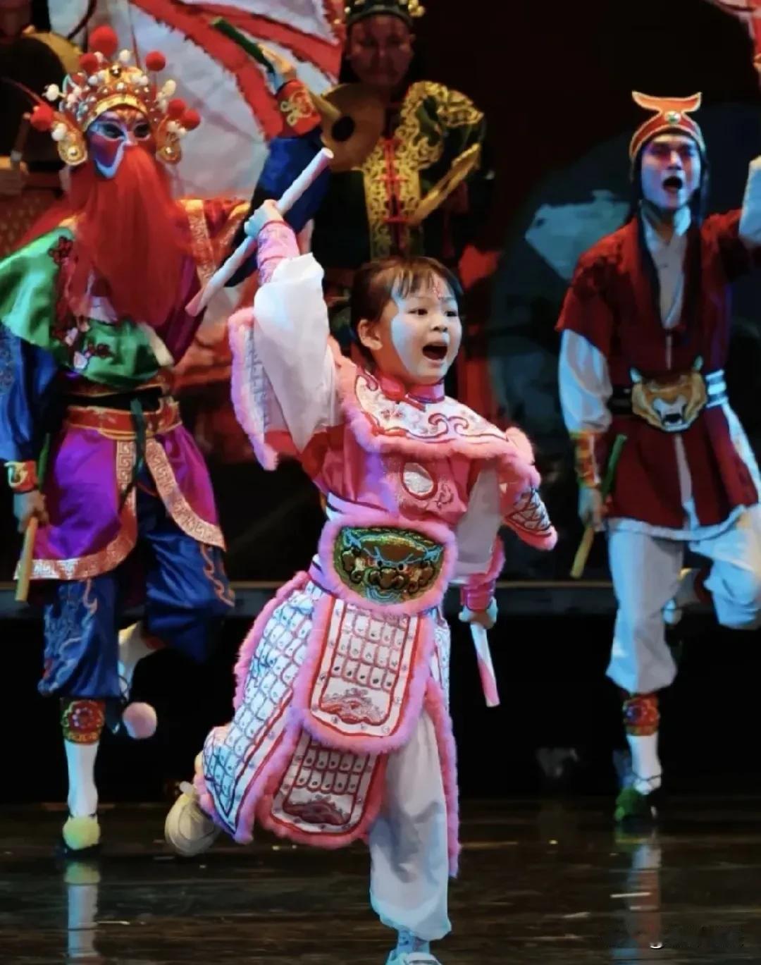 香港街头粉袍女孩英歌舞C位炸场：6岁的她，舞出了传承最可爱的样子

这个春节，香