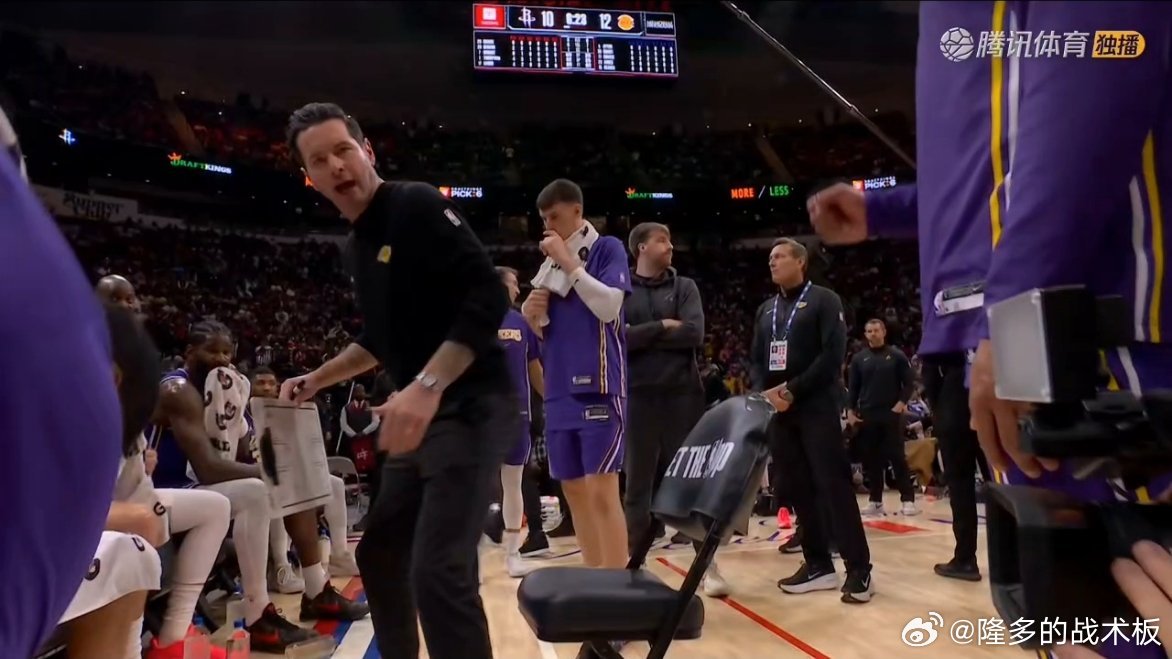 雷迪克调侃道，41岁的勒布朗还能打出这种表现，让身材走样的自己感觉像个失败者。湖