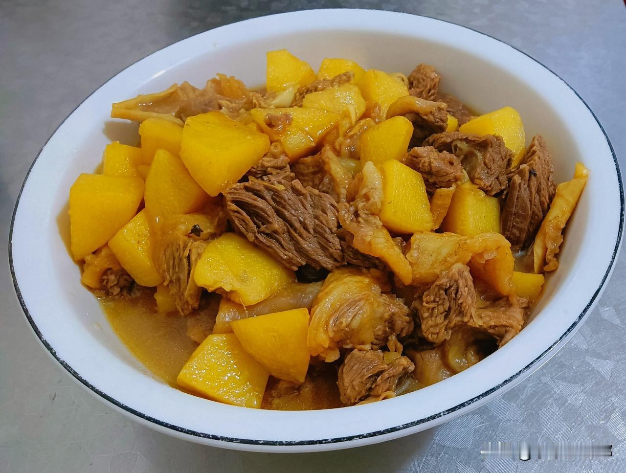 晚饭，即墨农村老李家今晚的晚饭。

牛腩炖土豆
茼蒿炒小笔管鱼
残留卤鹌鹑蛋
焖