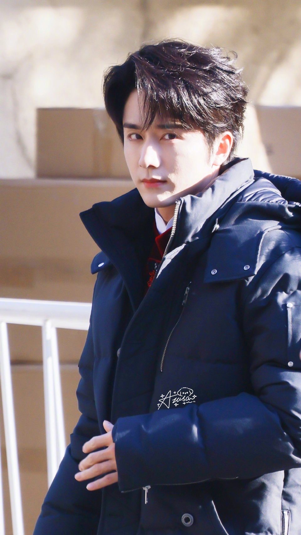 张新成在央视门口出片了在央视门口出片了，简单的穿搭被他穿出了高级感，每一个眼神都