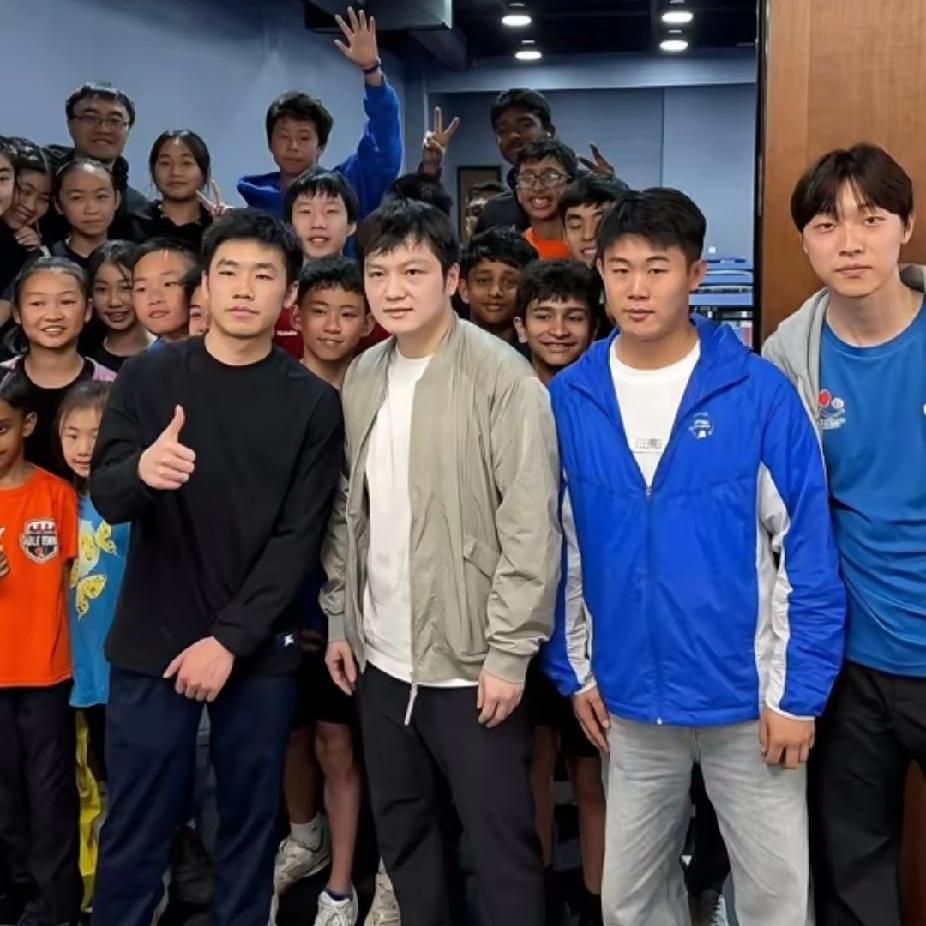 当樊振东出现在美国职业乒乓球联赛现场，人们以为他只是来观赛。但镜头拉近——这位世