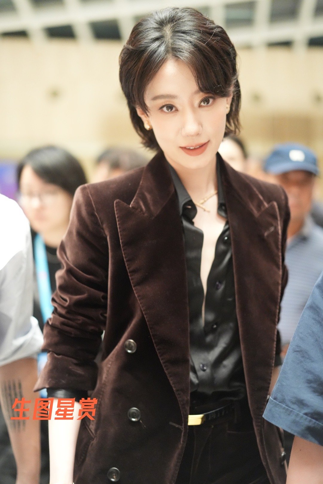 张小斐白玉兰颁奖典礼下班，霸道女总裁，行走的大长腿[爱慕][打call] ​​​