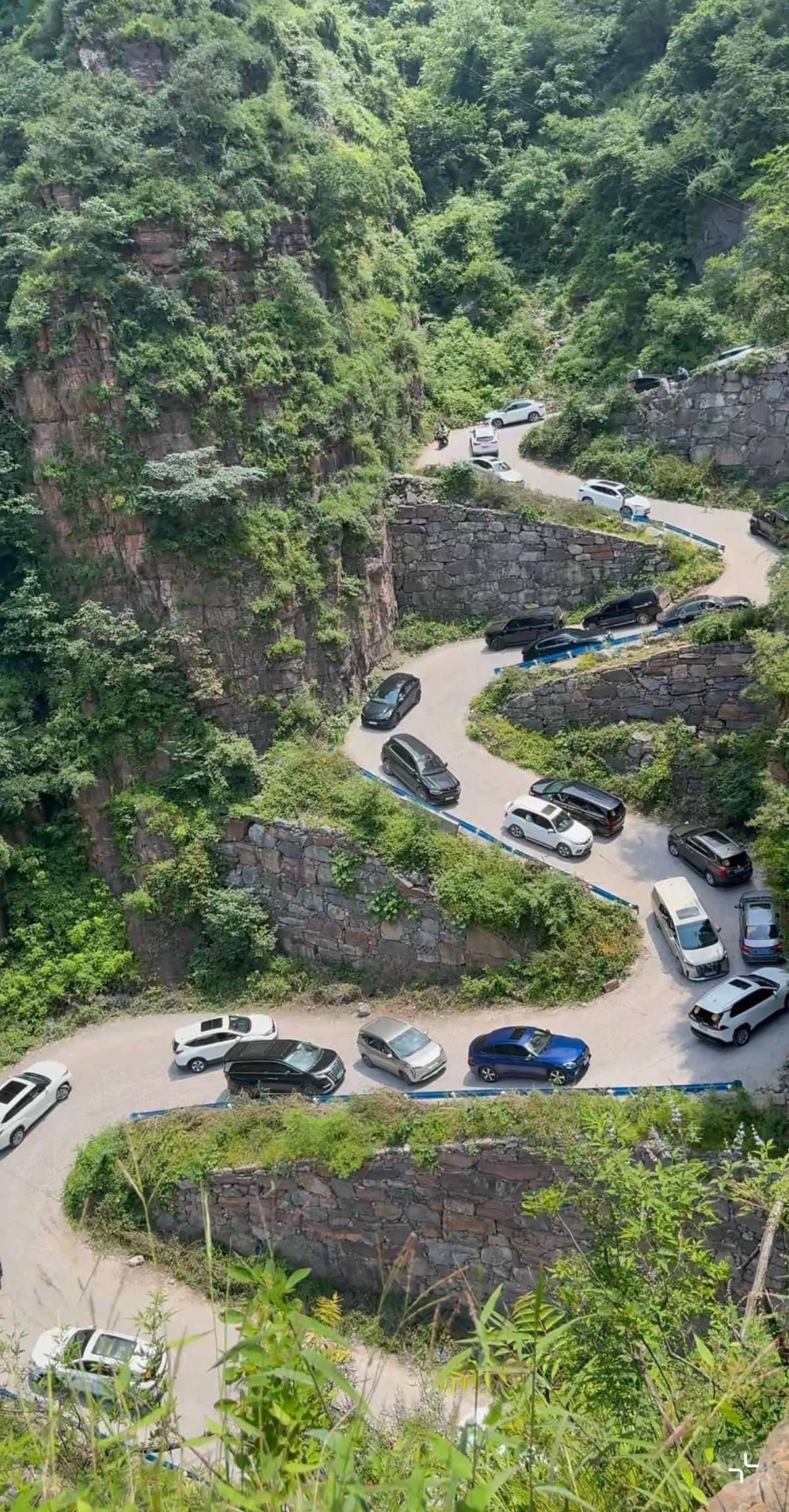 山路十八弯，太行山还真有十八拐，任何车理论上都能走，但开什么车体验感和难度完全是