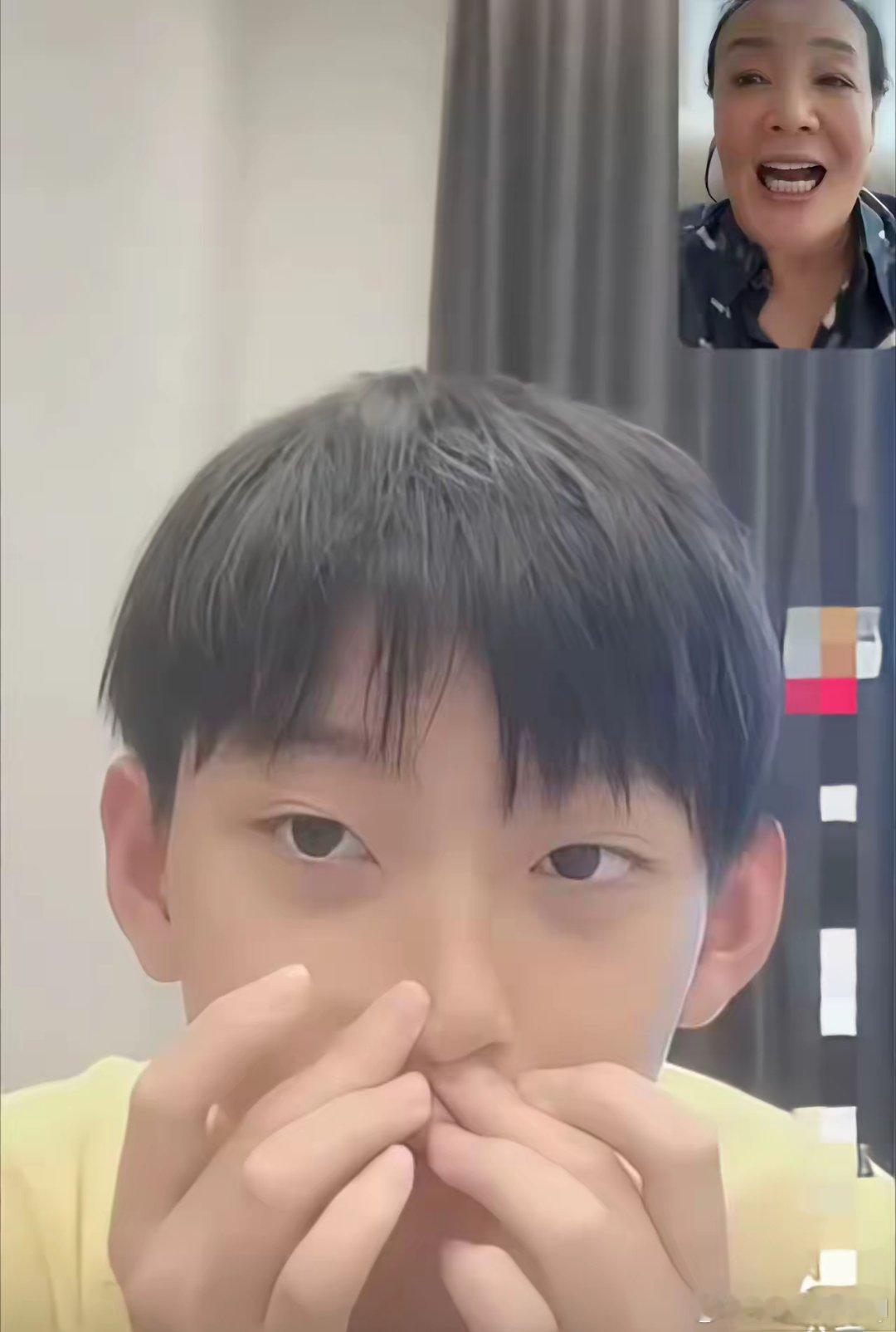 小霖霖正面照曝光啦。兰姐想小霖霖了，兰姐晒出和小霖霖的视频通话截图。镜头下的小霖