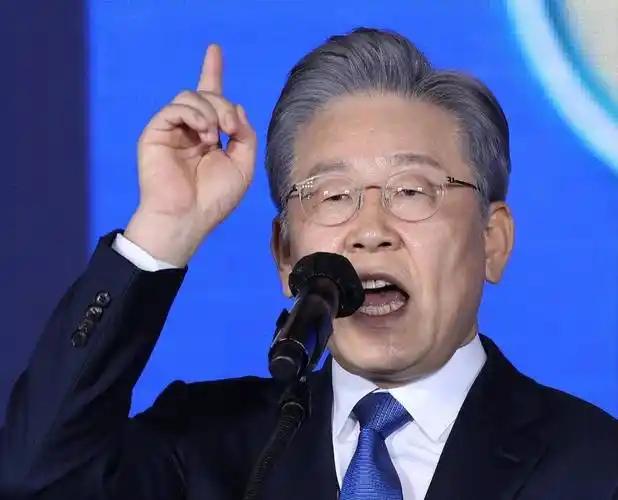 日本：咱们能签军事协定吗？
韩国：你当年把我眼睛打瞎了，连句对不起都不说，还想借