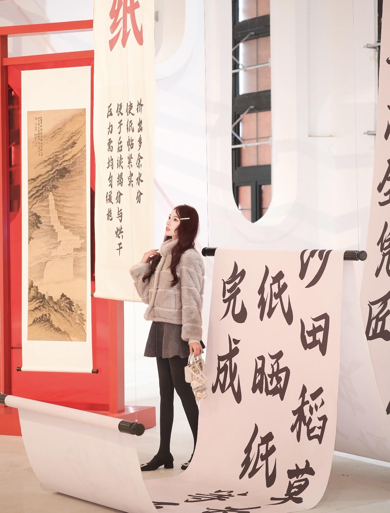 红灯笼映衬下的传统茶艺体验，感受东方文化的魅力。如何才能穿搭出美感又能彰显个性?