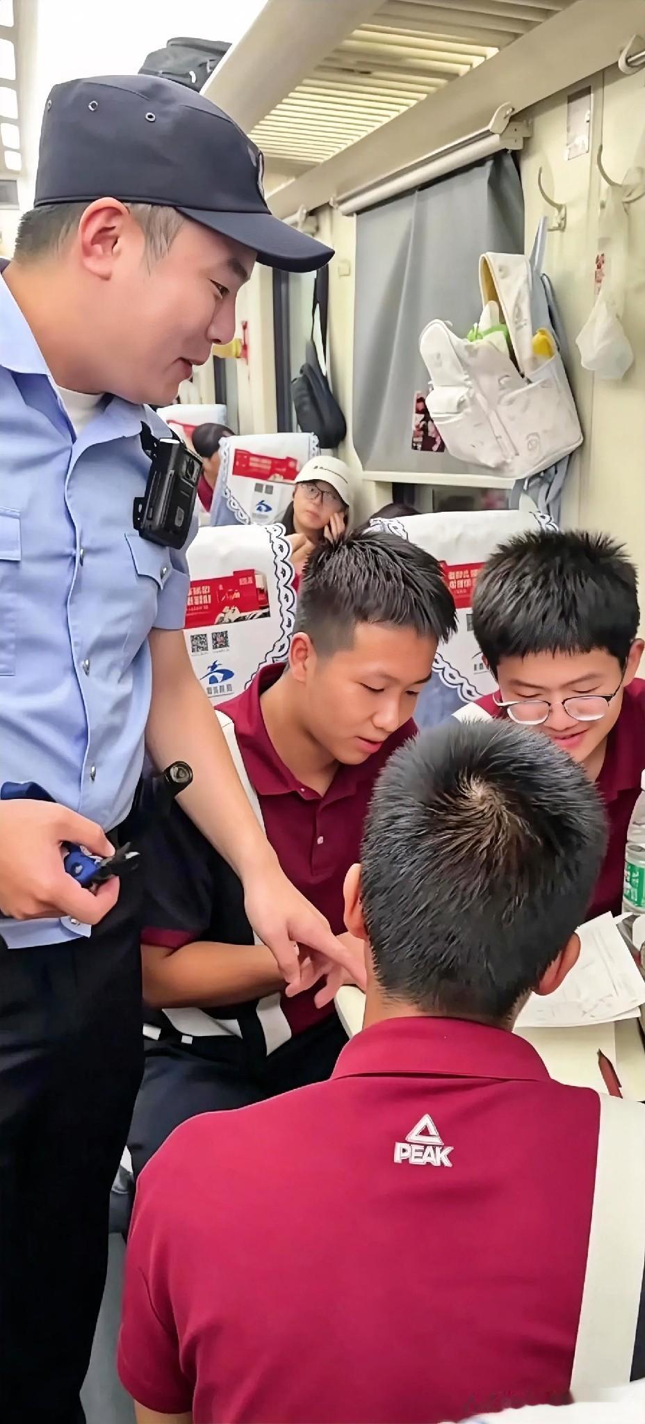 高中生坐长途火车奔赴北京研学，在列车上抓紧时间刷题。
南昌铁路00后乘警车厢巡逻