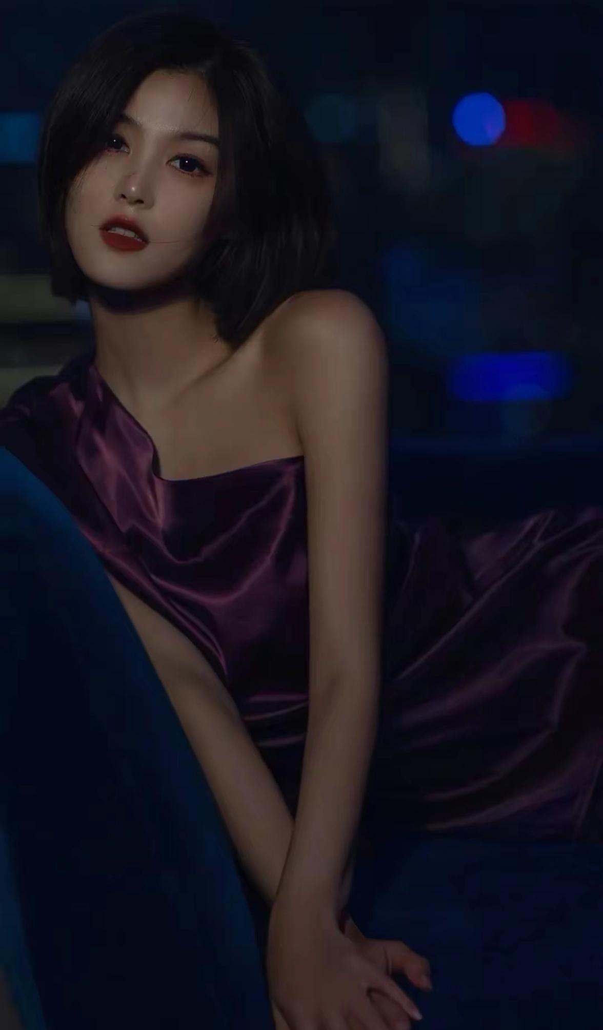 夜晚的诱惑，紫色丝绒裙下的神秘魅力