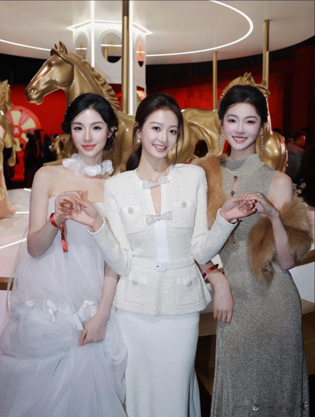 左边是傅冬暖，1999年出生，身高170cm。
中间是冯琳，1999年出生，身高