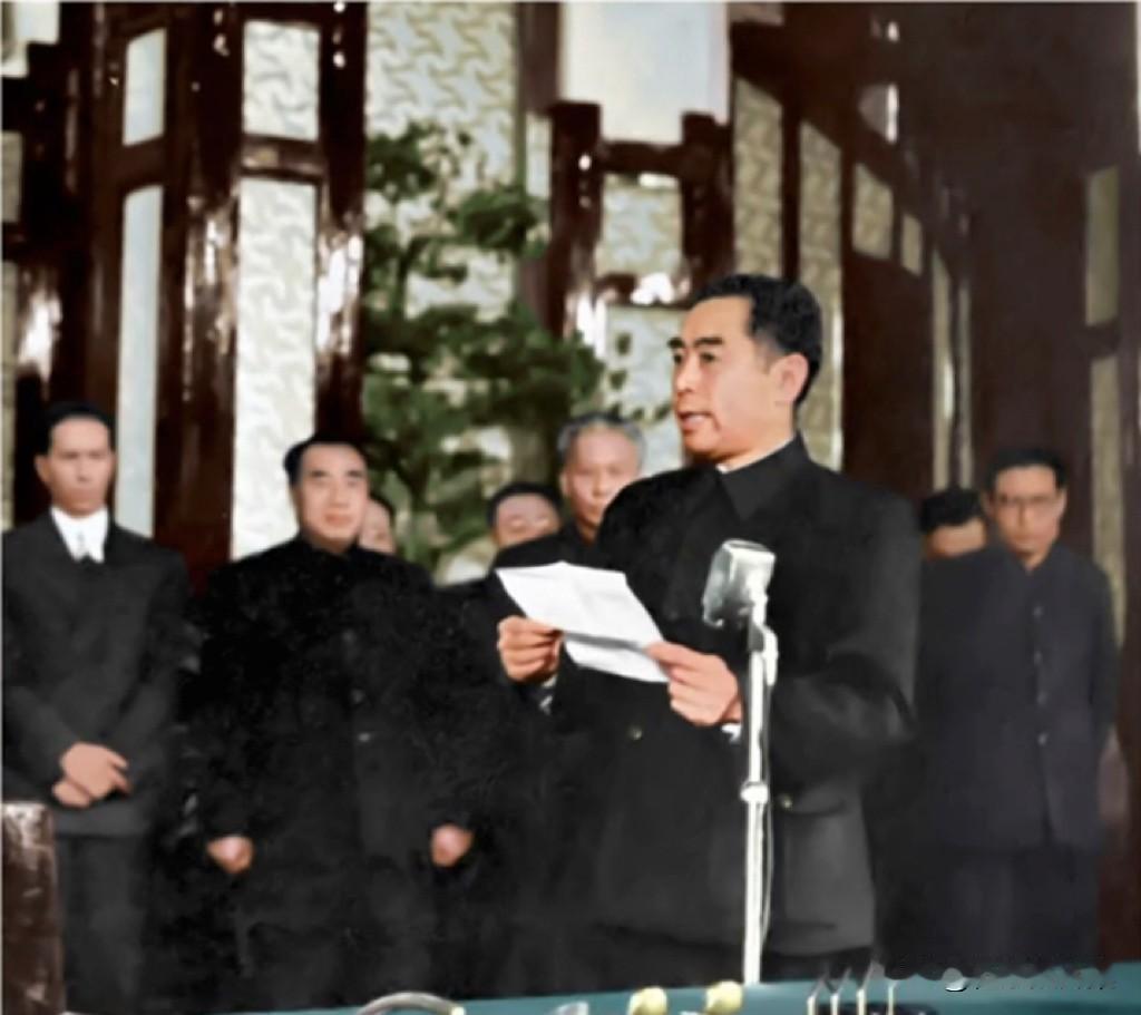 【开国功臣图片故事257】
1953年11月，周恩来总理在中朝经济文化合作协定签