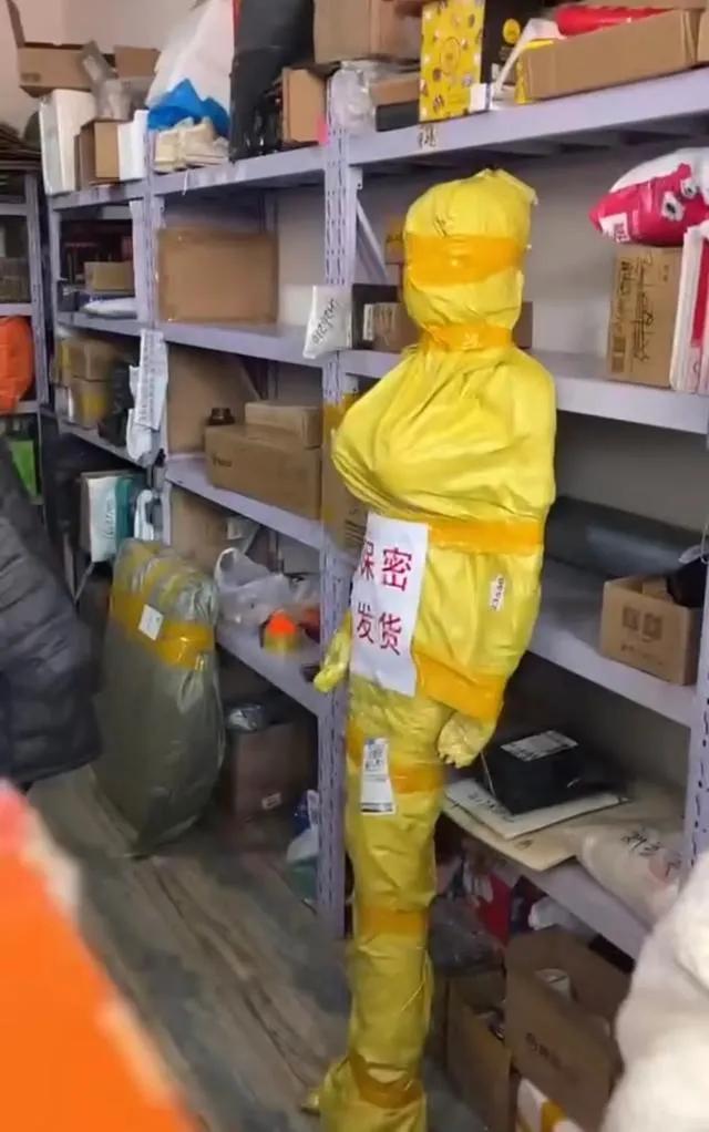 男子网购1.68米的娃娃，收到货后发现只有1.58米，要求卖方退货退款无果后，以