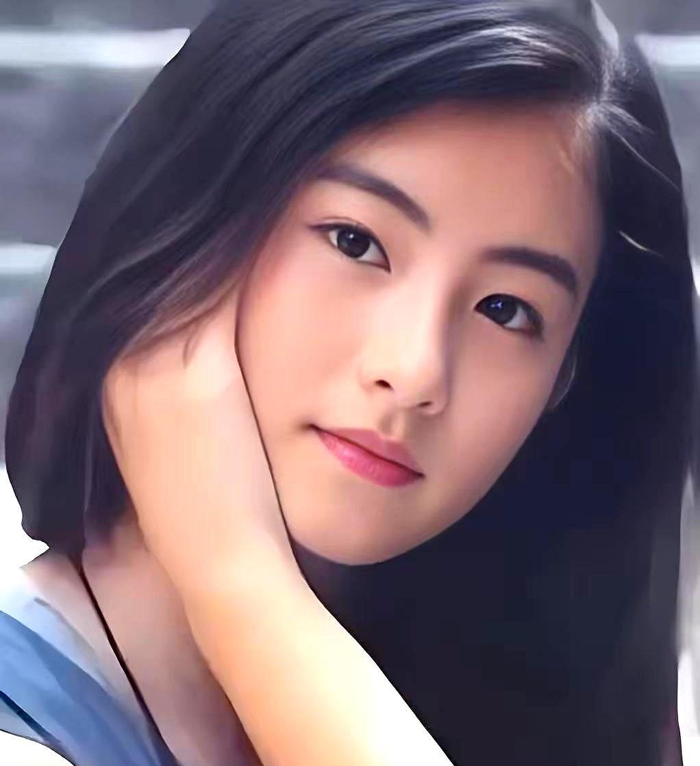 张柏芝三个儿子站一起，你会怀疑他们是不是亲兄弟。
大儿子Lucas侧脸一甩，谢霆