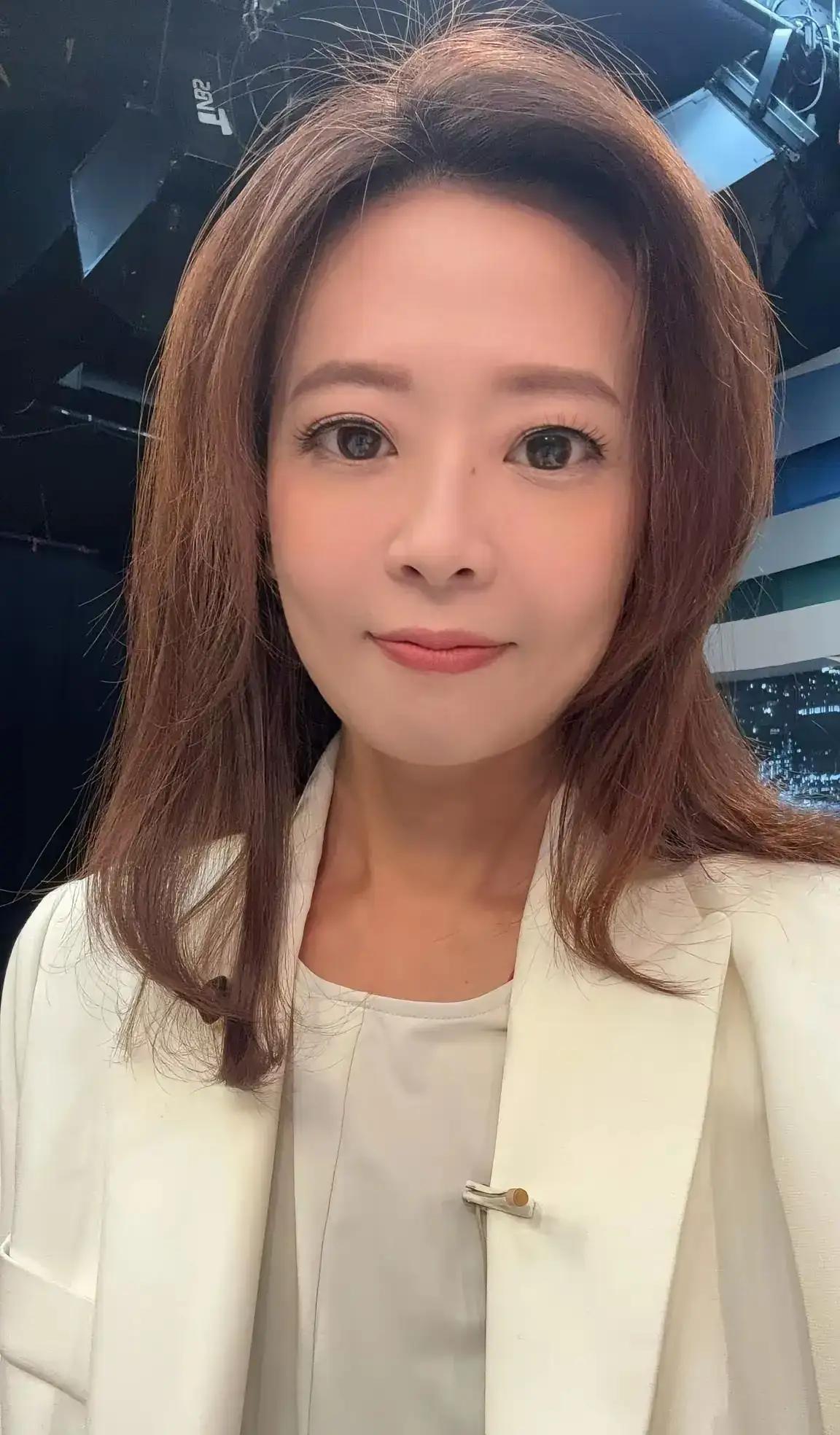 国民党发言人江怡臻昨天主持新北市民调结果发布会时穿了一件米白色的宽松圆领基础款西