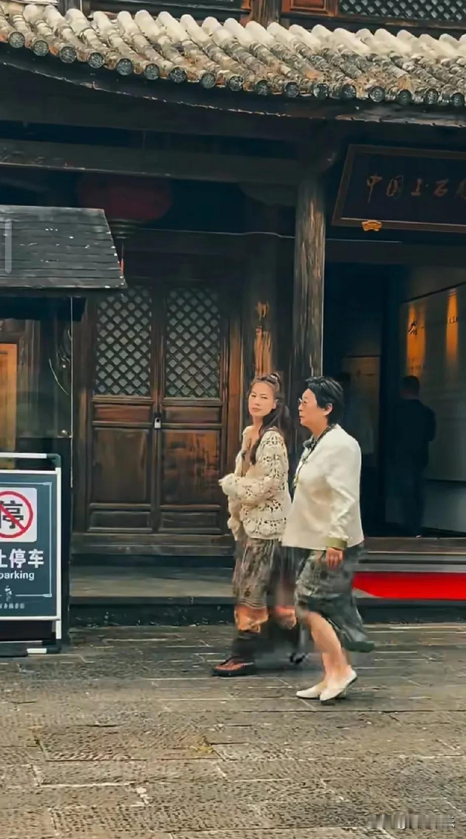 在腾冲寻豆偶遇黄圣依
圣依妈妈
黄圣依 真的比电视上更加好看耐看诶!
终于从一段