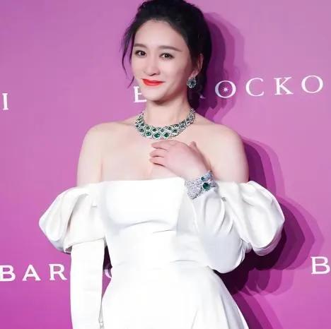 孙东海崩盘了，那个曾拿针管抵着李小冉喉咙的“内地向华强”，彻底栽了。

大家都拍