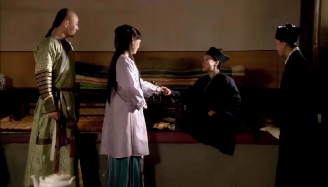 网友都在问，《甄嬛传》里甄嬛为啥不能等生了孩子，让舒太妃扶养着再回宫？看看这现实