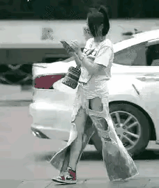 另一种风景？
左手金右手银，脖子里挂玉坠儿，耳朵唇下还嘀哩当啷在晃动着什么？开着
