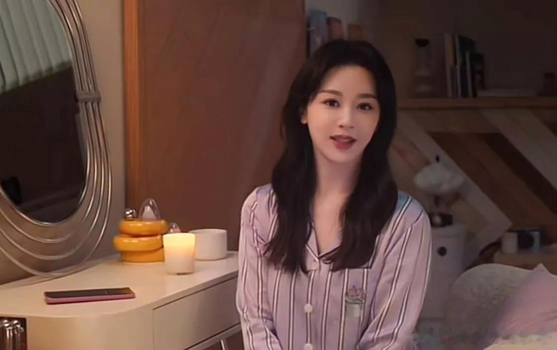 杨紫最新营业照有点像毛小彤，每次都美的不像同一个人。