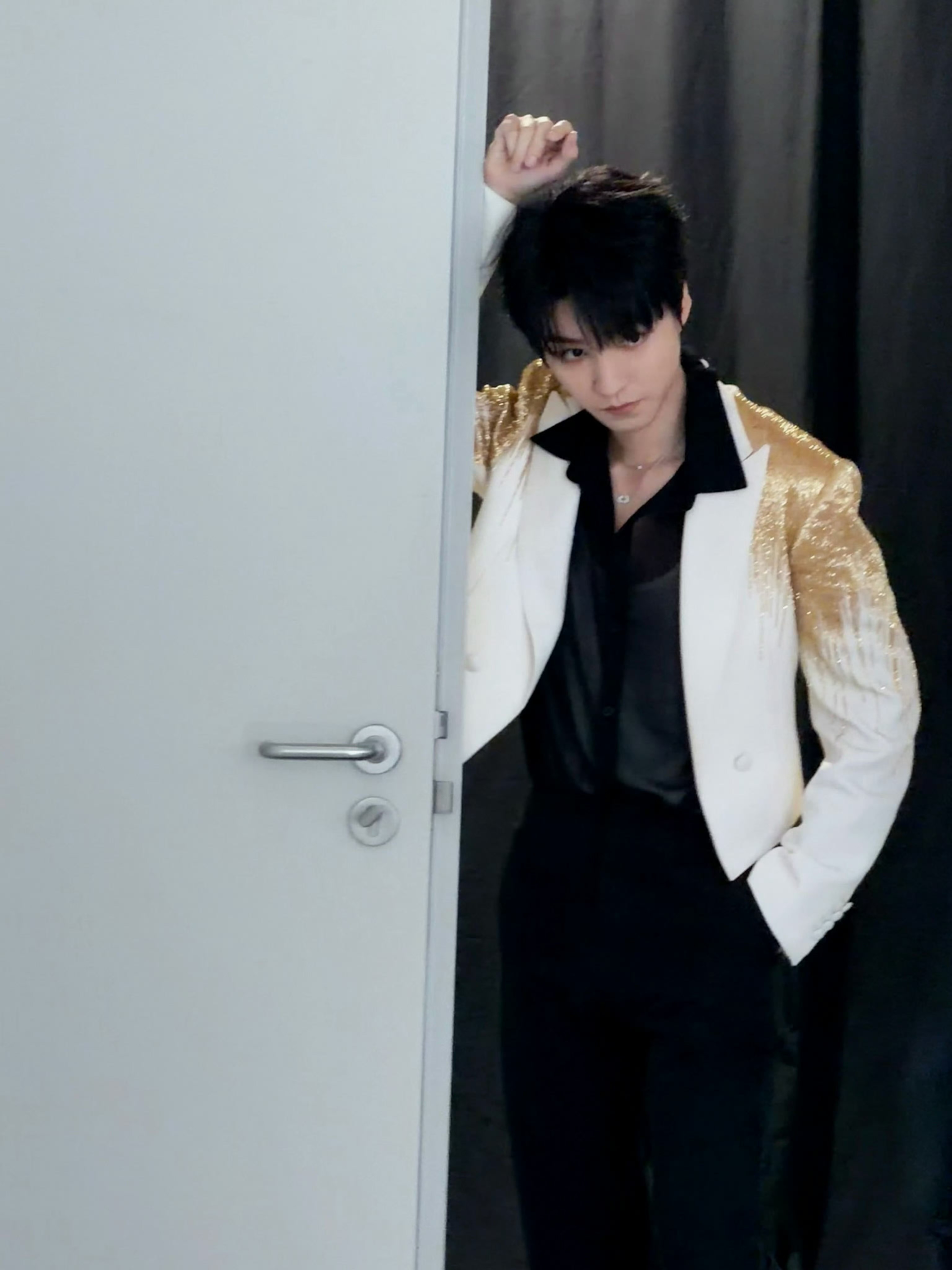 王俊凯在台下看粉丝 王俊凯巅峰之夜花絮live出场前在台下看粉丝蓝海了！帅气定妆