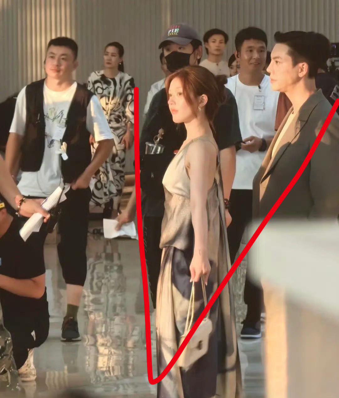 《许我耀眼》路透，女主衣服看起来不错，男主站在女主后面，暗示大女主剧哇？ ​​​