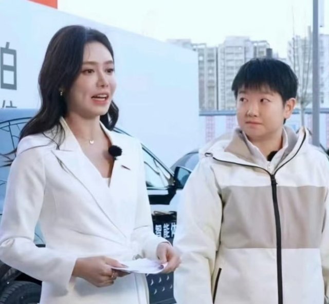 王楚钦发文说感谢我的搭档莎莎不是一个维度的美，一个搔首弄姿浮于表面，一个铿锵玫瑰