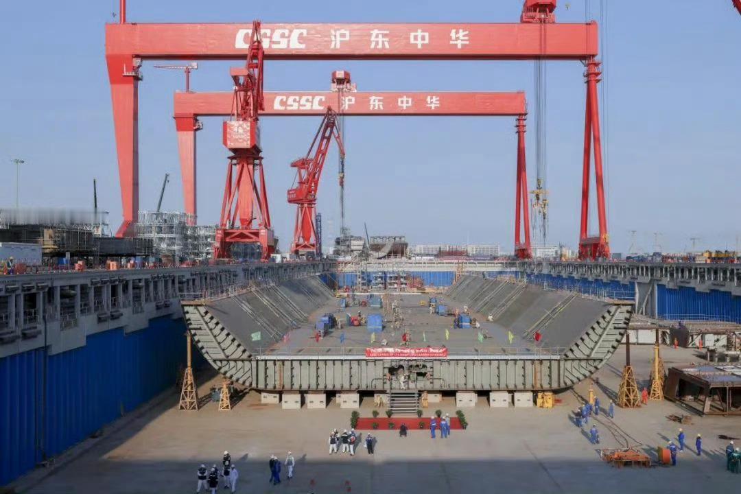中国速度！076“四川舰”刚下水，同坞就开始建造新船了！下水没几天，船坞内又有一