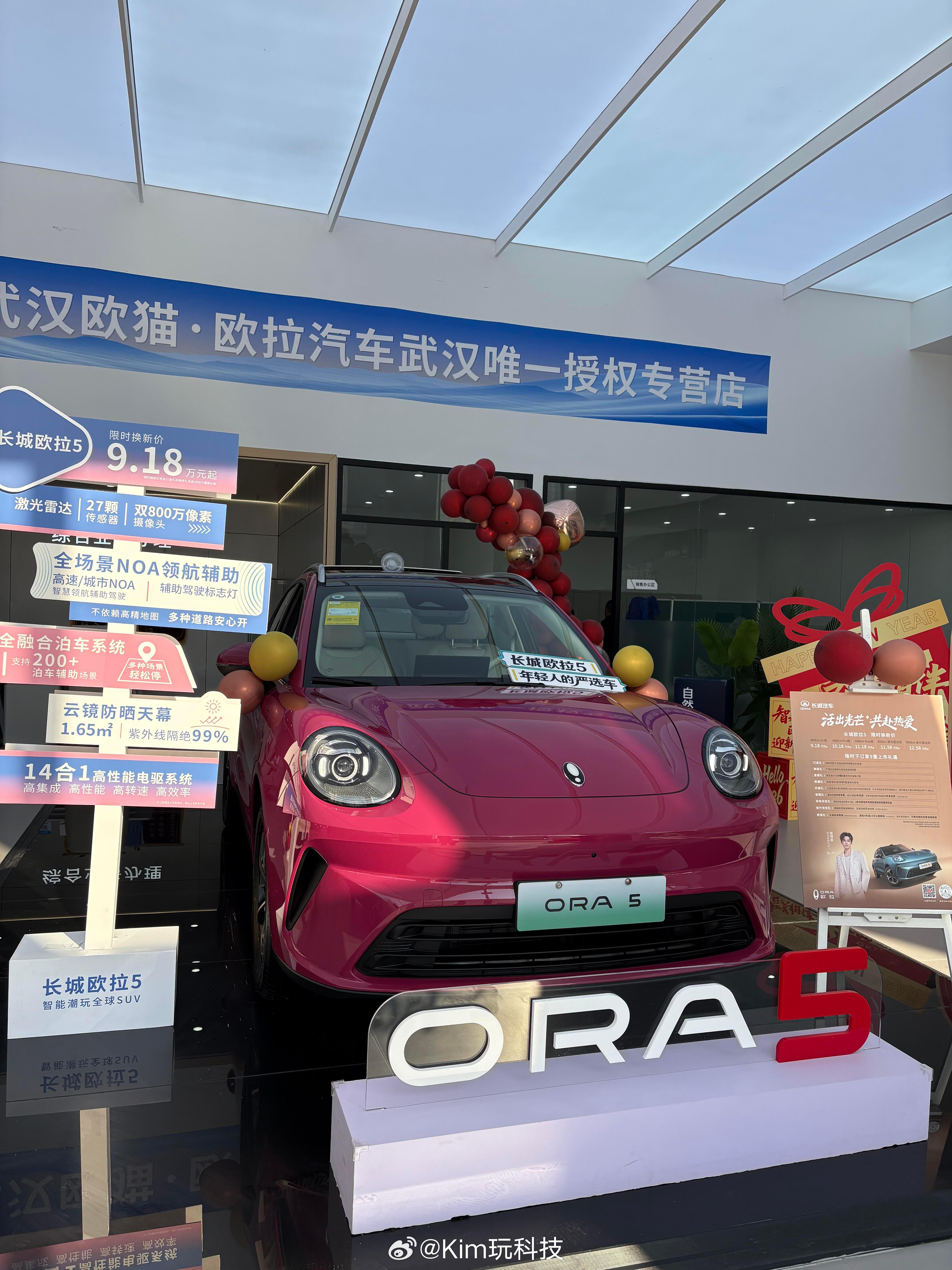 这次的车灯设计更有神了，圆润里带点俏皮，在城市里开很灵动，感觉特别适合女生日常通