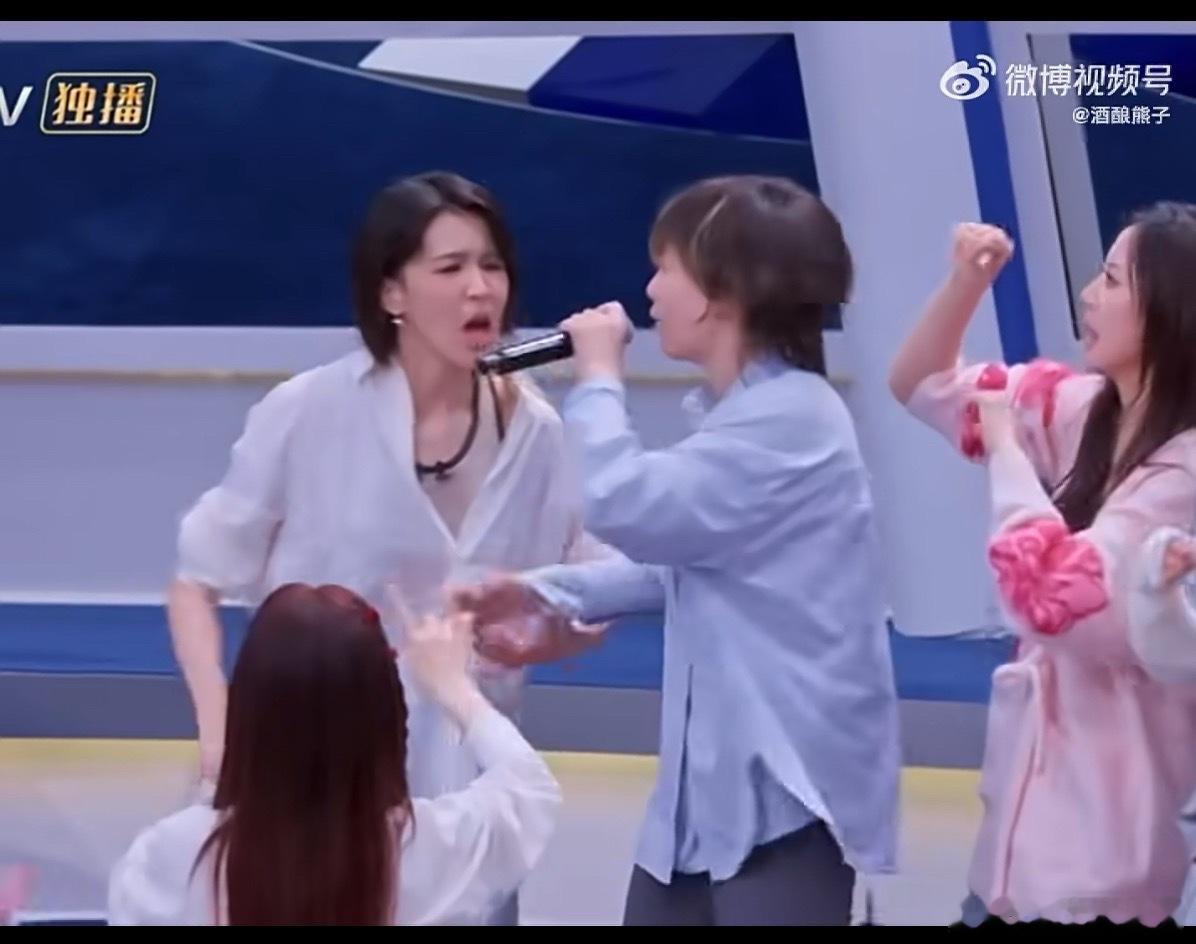 小考结束后，别的妹妹累到瘫倒，她却被师姐们轮流举高高庆祝。师姐帮唱小考最幸福的人