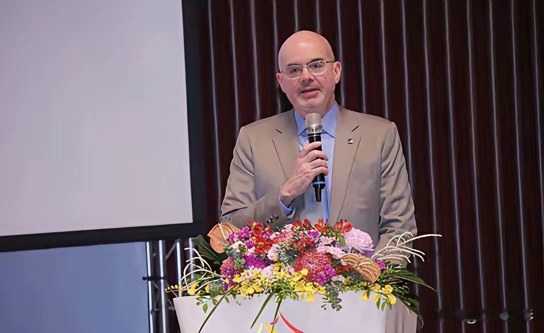 嘴上说不当“台独”靠山，转头就在台湾煽风点火递刀子。
 
7月8日国务院台办新闻