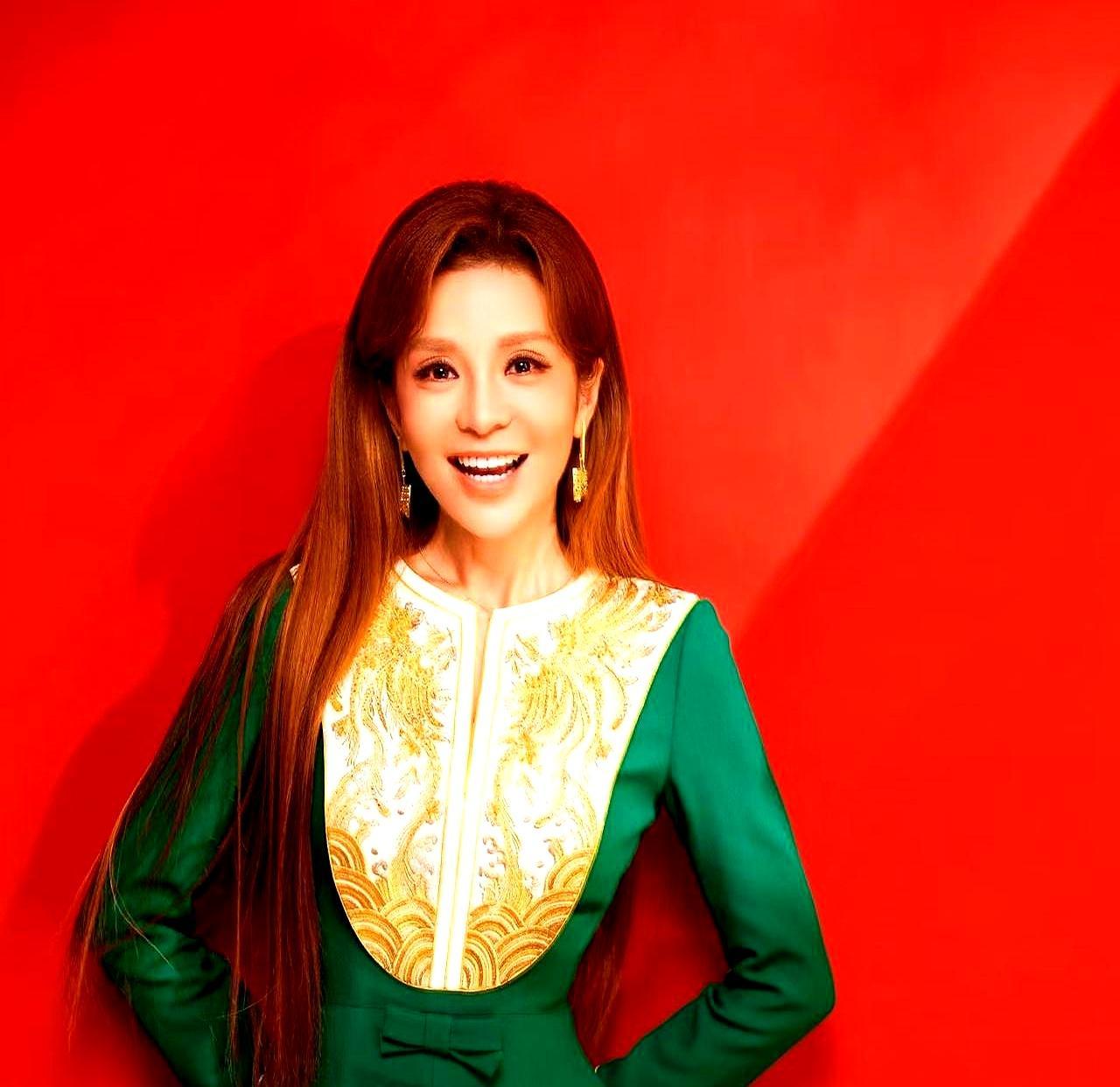 昨晚你盯着元宵晚会的屏幕肯定纳闷，53岁的朱迅连主会场的边都摸不到，导演组直接把