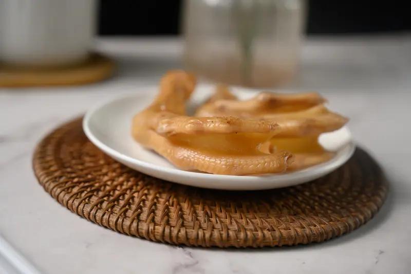 昨天看了三一五晚会，真给我整麻了。就说那毒鸡爪，成都蜀福香食品车间里，鸡爪直接堆