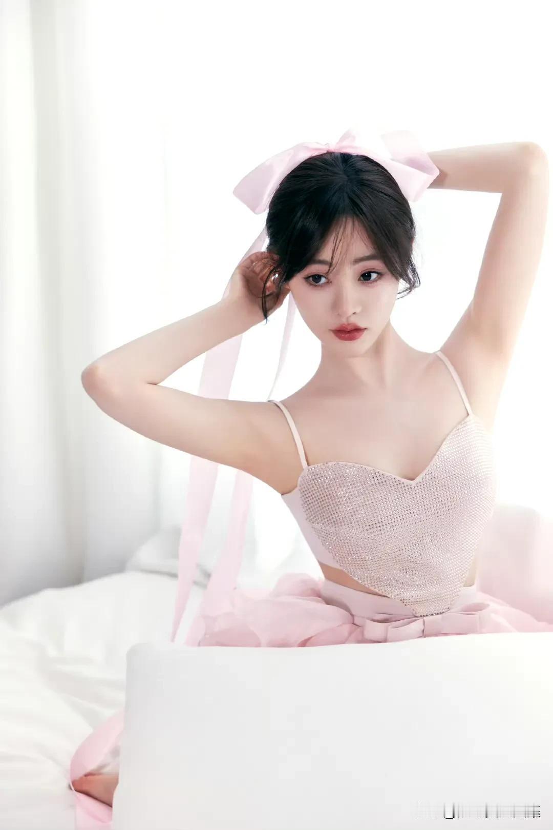 怎样穿搭能显示出温柔的女生气质? 祝绪丹，红粉少女 ​​​
