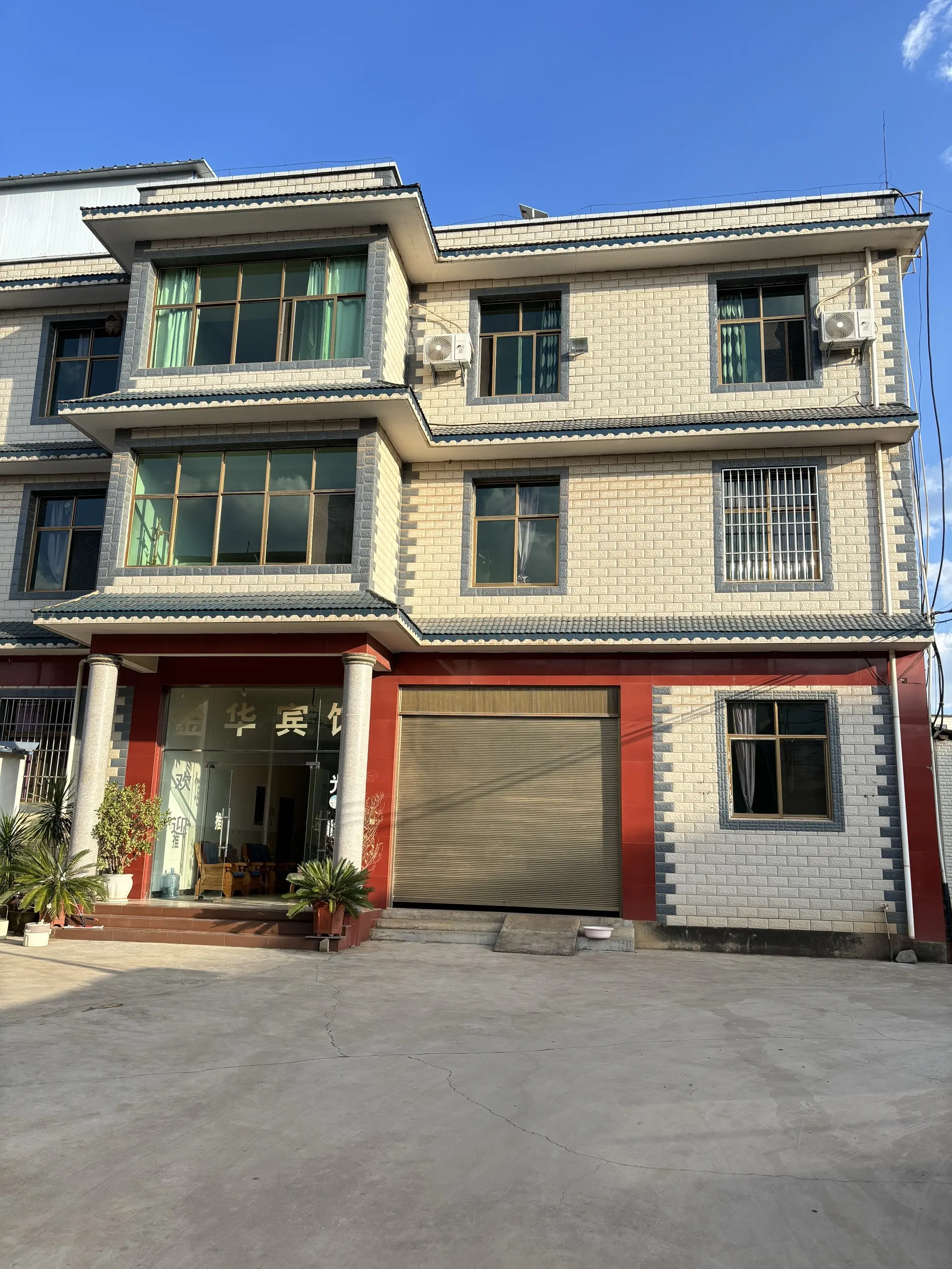 房子和场地出租。房子有需要可以整栋出租，都带卫浴，有意者联系18788...