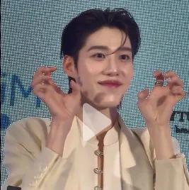 又被污了眼睛，这男的？女的？成年还是未成年？

她/他在镜头前搔首弄姿，噘嘴卖萌