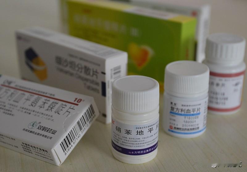 神经官能症的治疗得综合来搞。药物治疗是基础，像抗抑郁、抗焦虑的药能调节神经递质，