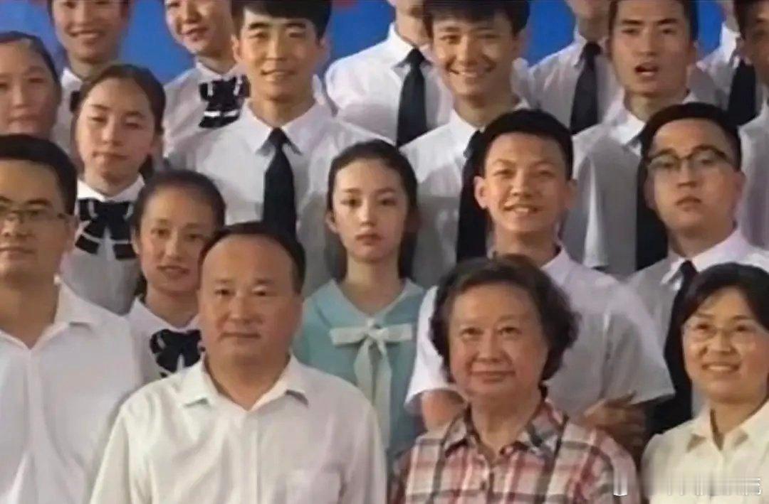 周也学生时代就这么出众了 ​​​