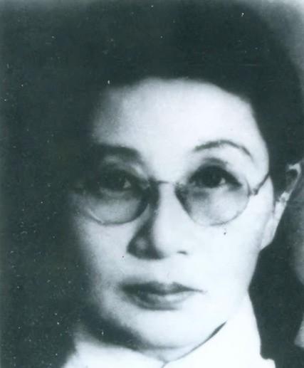 1909年，16岁的白薇被丈夫搬板凳砸得脊背严重受伤，婆婆扑上来狠狠咬伤她的腿脚