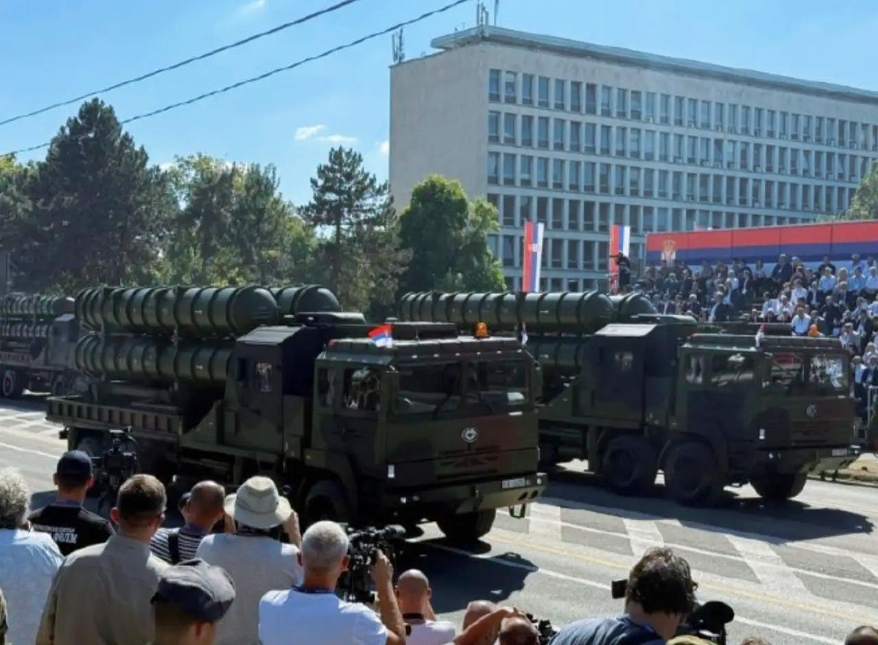 这是在塞尔维亚阅兵式上展示中式红旗系列防空武器，这是之前运-20跨越千里送货上门