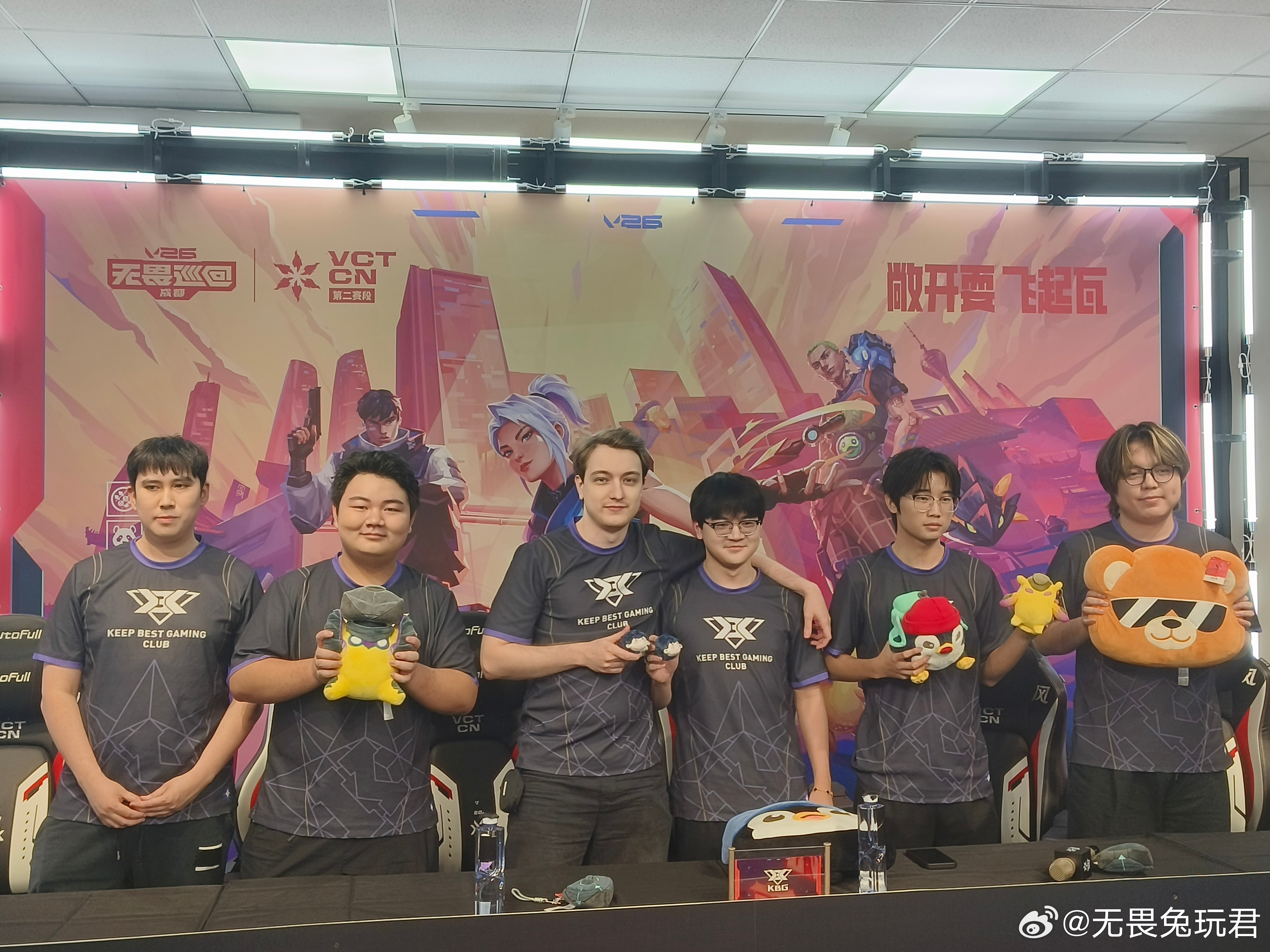 KBG赛前采访结束合影掉落一个花絮kbg赛前采访合影结束后，我们的Akeman选