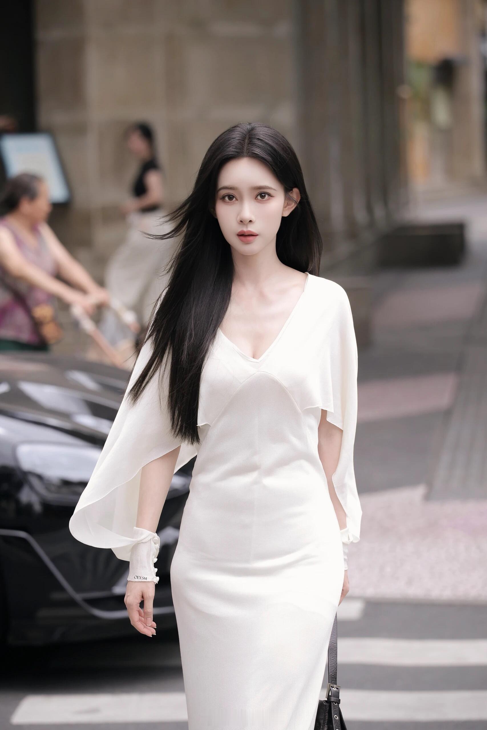 孟子义白色长裙 