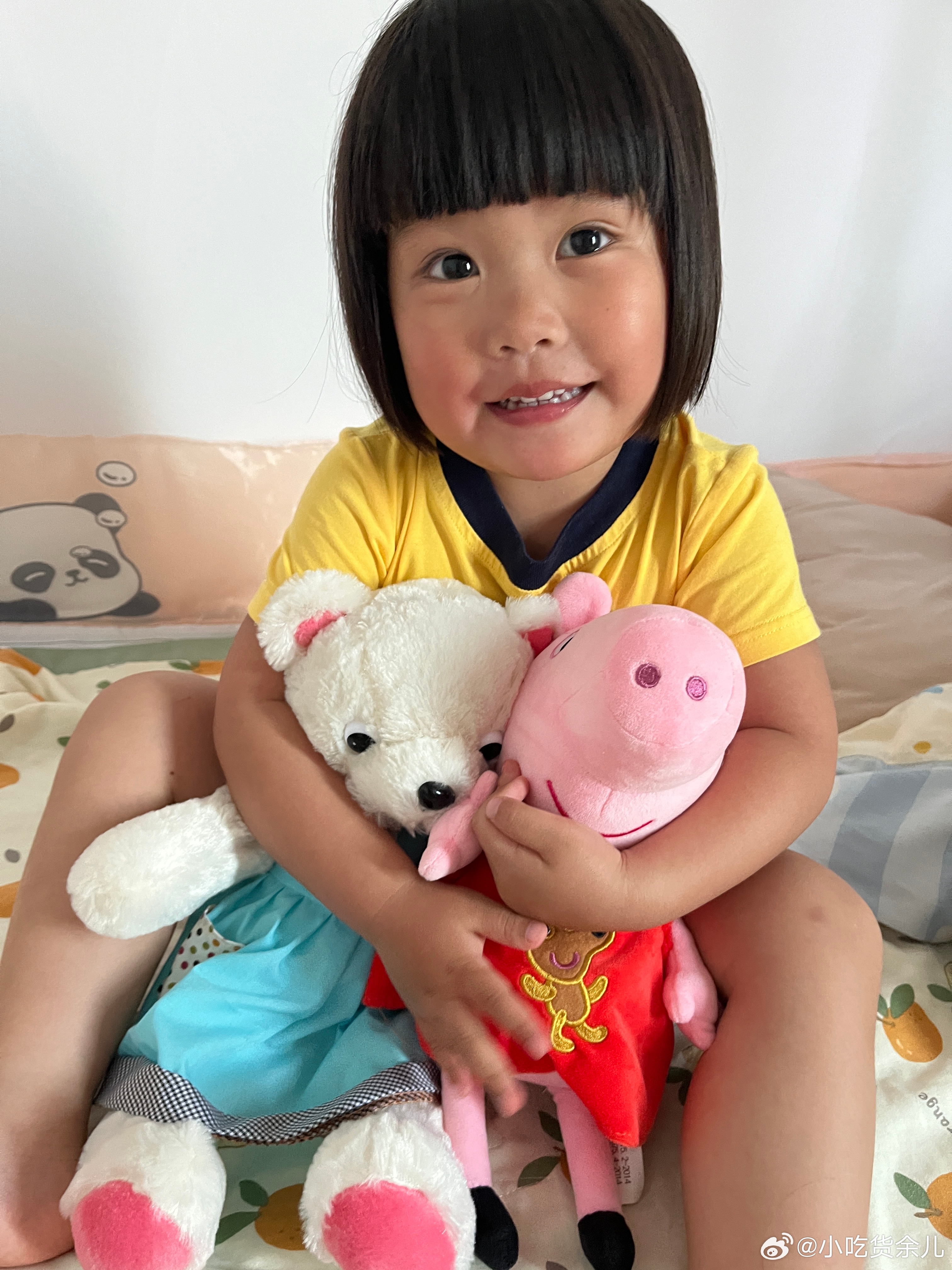 大姑送给柠宝的小熊，可喜欢了。大姑姐还给了她一个坐垫，3条手链，一大堆零食，把她