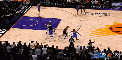 卡鲁索和多特都扑过来了，完全没有给布克时间，再去找空位队友。布克只能说：不行！我