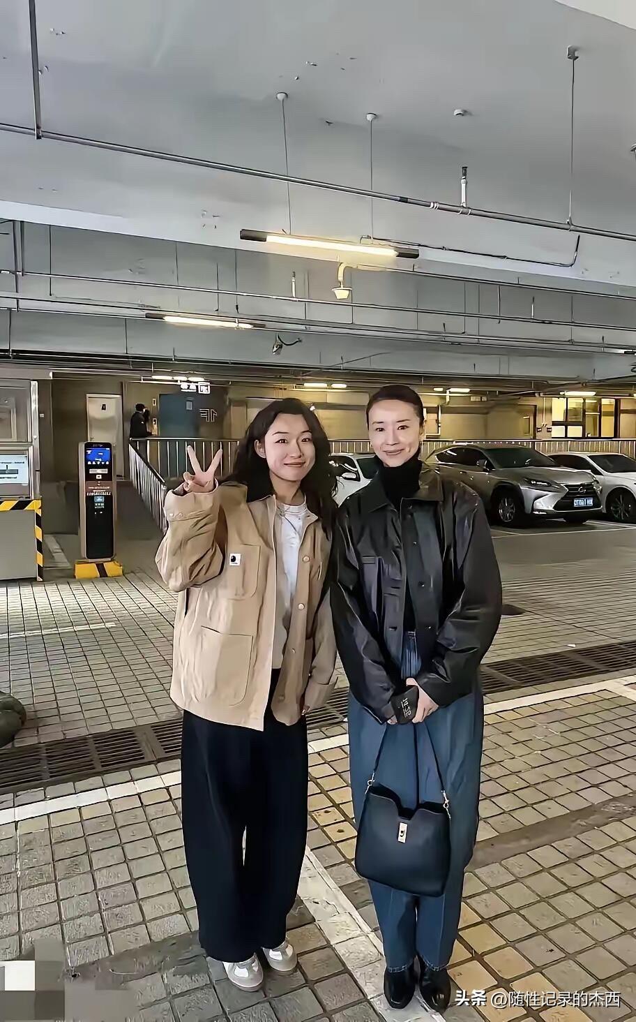 明星就是明星，面对镜头时从容淡定，气质典雅，一看就是大家闺秀的美。主要是她的脸巨