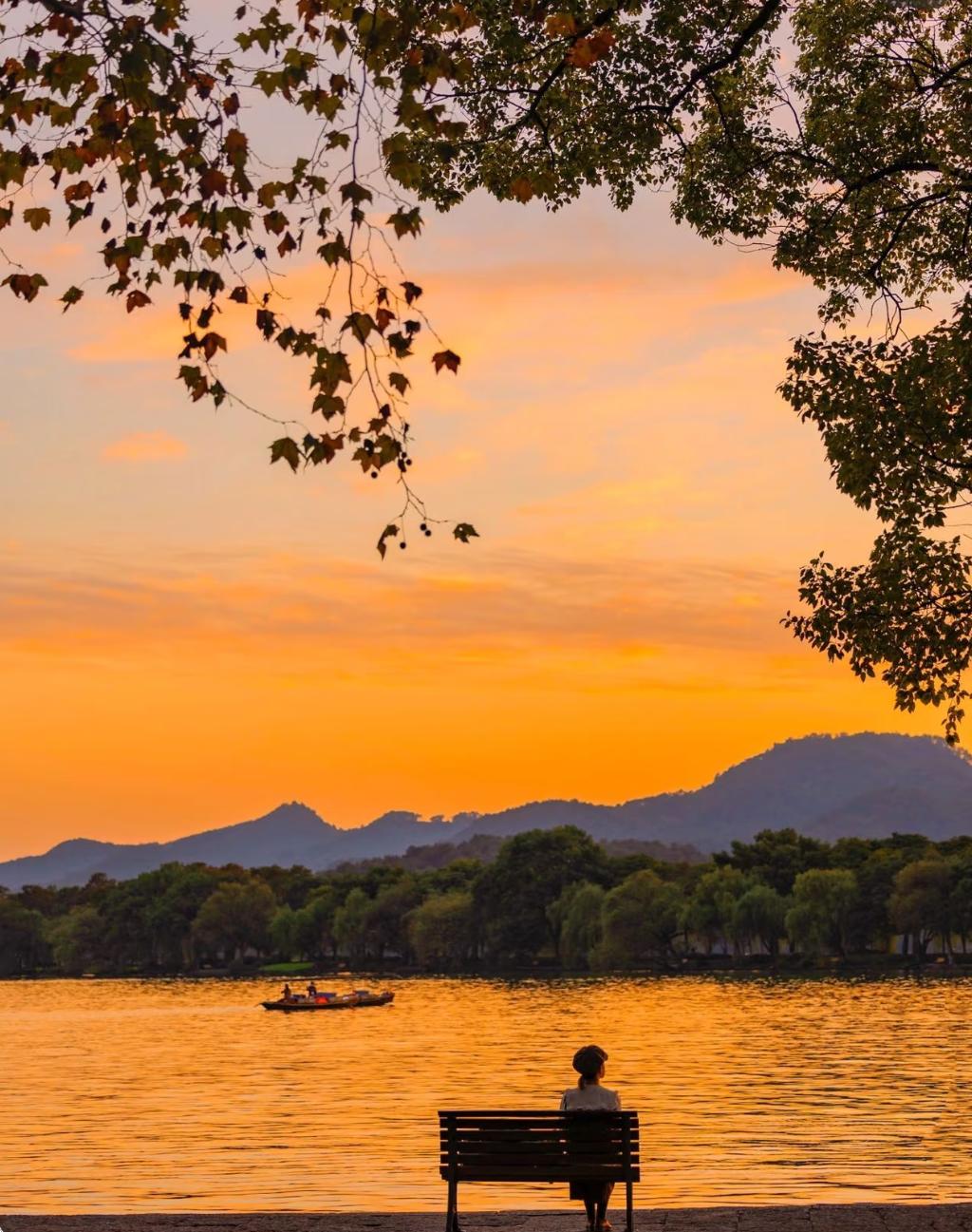 人到了中年，
蕞大的愚蠢，
是放着手里攥了半辈子的安稳不要，
非要去追那点镜花水