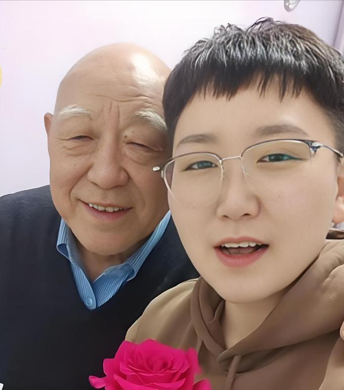 山东18岁女孩患红斑狼疮，父母带她辗转各大医院，花费几十万都没治好，却被65岁的