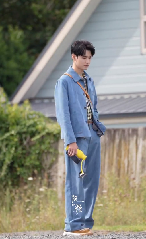 龚俊黑白格内搭牛仔套装造型 龚俊地球超新鲜造型龚俊地球超新鲜造型有，从第一天的禁