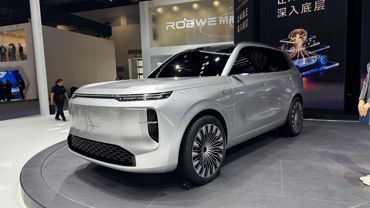 北京车展 看到荣威家越07 这车就一句话点评：赶紧去量产 上市[呲牙]15万左右