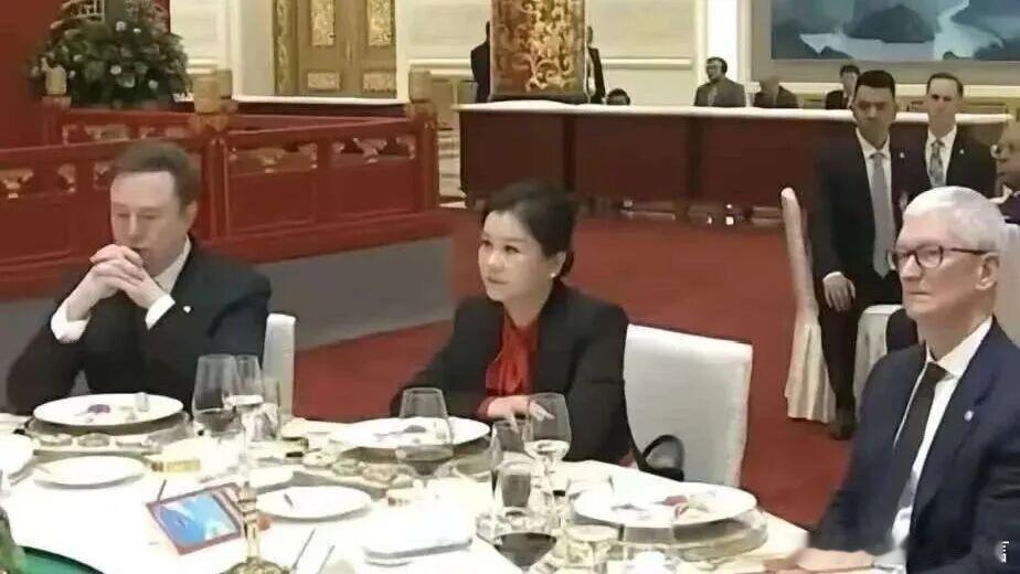 马斯克和库克中间的周群飞是传奇人物，15岁辍学、打工妹起步、登上福布斯封面的高科